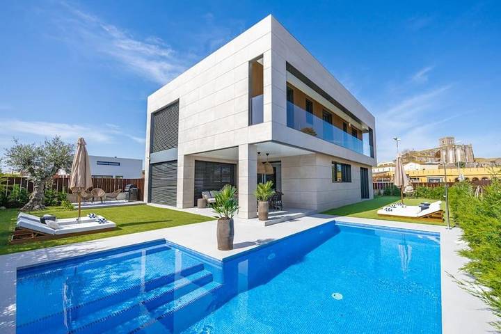 Chalet para 9 personas, con terraza y jardín además de piscina y jacuzzi en Alt Empordà