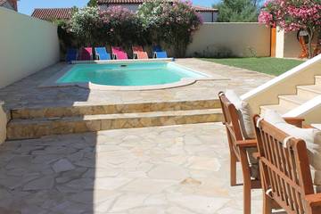 Location de vacances pour 10 personnes, avec jardin et terrasse, animaux acceptés à Vinassan