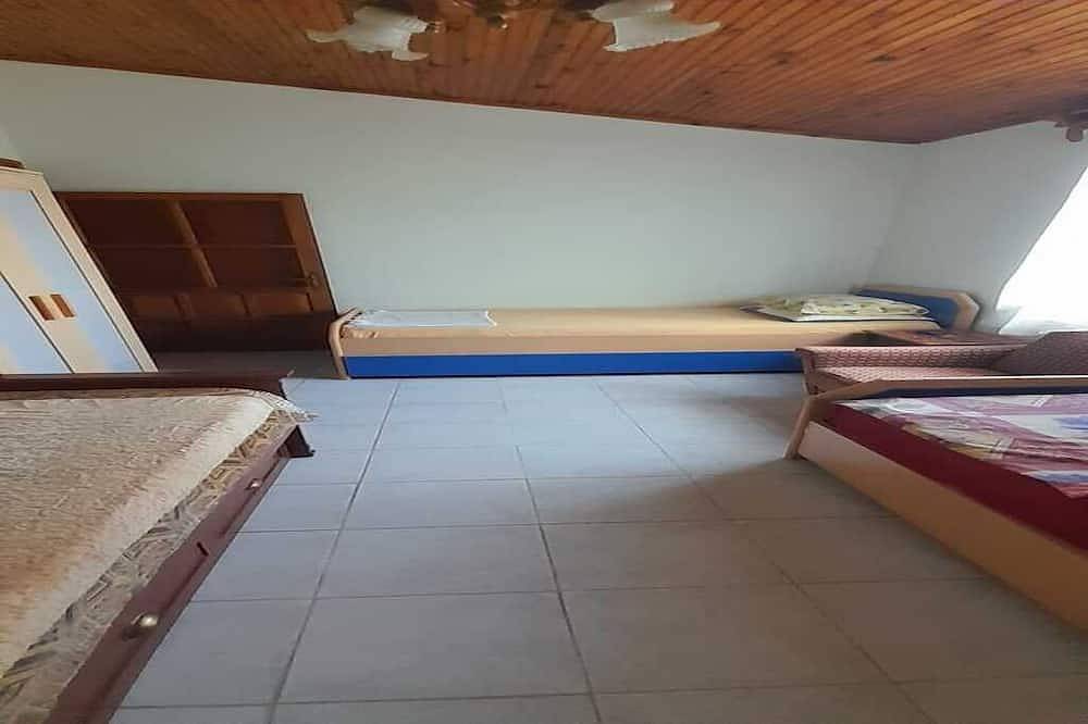 Spacious 3-bedroom villa in fabulous Seferihisar with Ac in Turkiska Egeiska havet