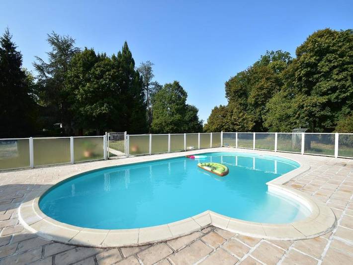 Location de vacances pour 15 personnes, avec terrasse ainsi que piscine et jardin à Saint-Aubin-sur-Loire