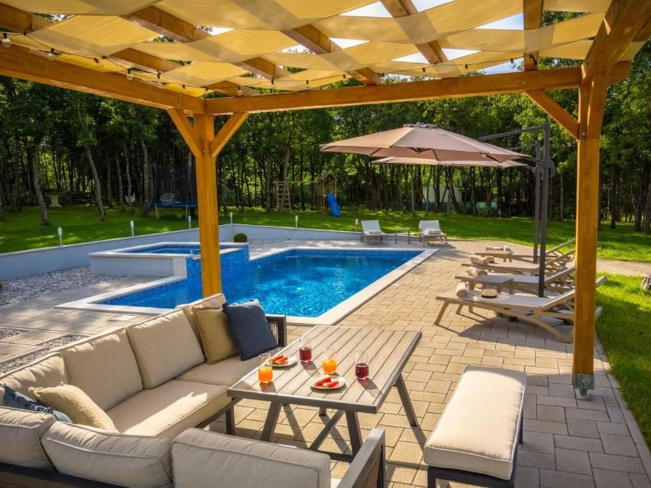 "Alte Eiche" mit Pool, Grill, Terrasse in Imotski, Makarska Riviera