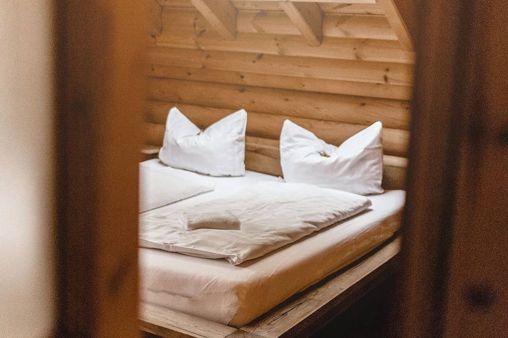 Gemütliche Rundstammvilla mit Swimspa, Whirlpool und Sauna in Wiesen, Hellenthal