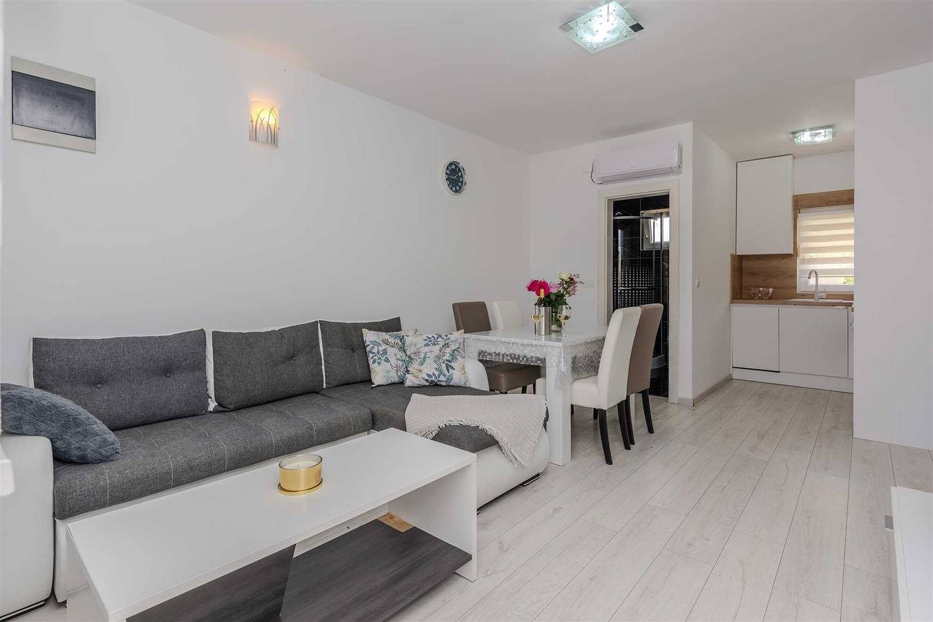 Ganze Wohnung, Fewo mit Meerblick | nur 30 m vom Strand | für 4-6 Personen in Vir