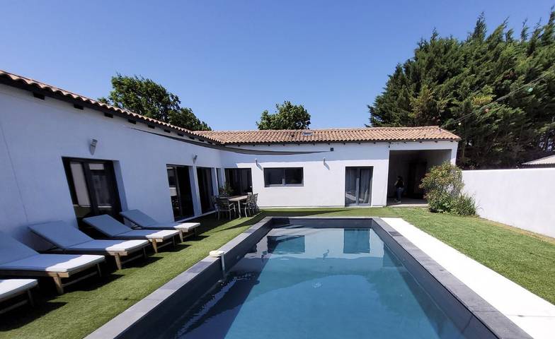 Gîte pour 6 personnes, avec jardin ainsi que piscine et terrasse