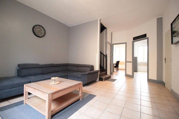 Location de vacances pour 5 personnes, avec terrasse et vue à Dun-sur-Meuse