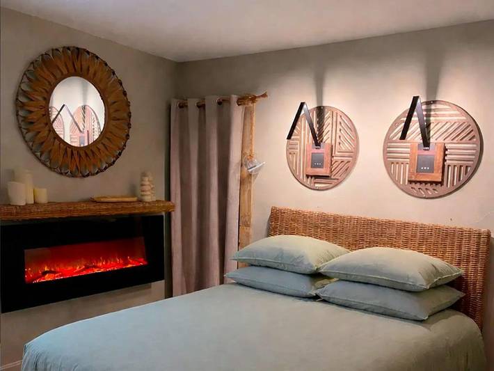 Gîte pour 4 personnes, avec Terrasse et Jacuzzi ainsi que Jardin et Piscine