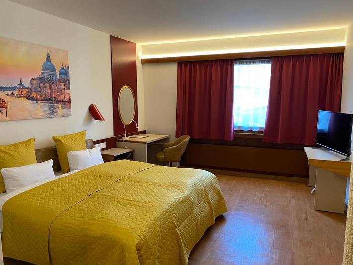 Hôtel pour 3 personnes, avec Terrasse ainsi que Sauna et Vue à Sierre - 2
