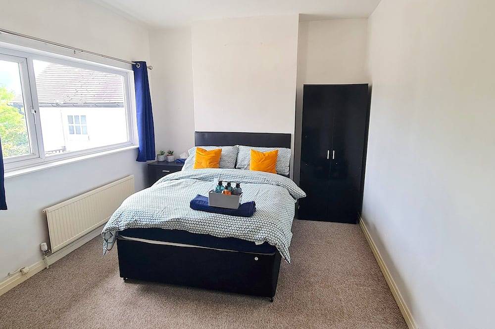 Room 1 -Double Room - Wifi - 2 minute walk to Iver Station in Iver, Colne Valley Park