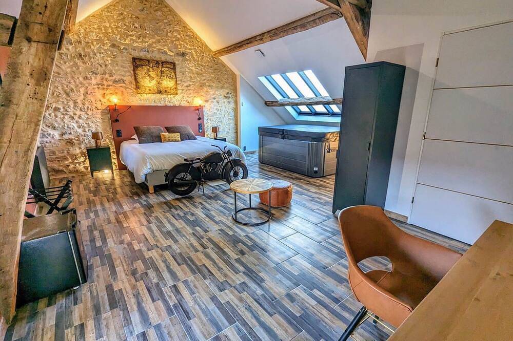 Chambre Industrielle Avec Jacuzzi Privatif Sous les Poutres in Treuzy-Levelay, Seine-et-Marne