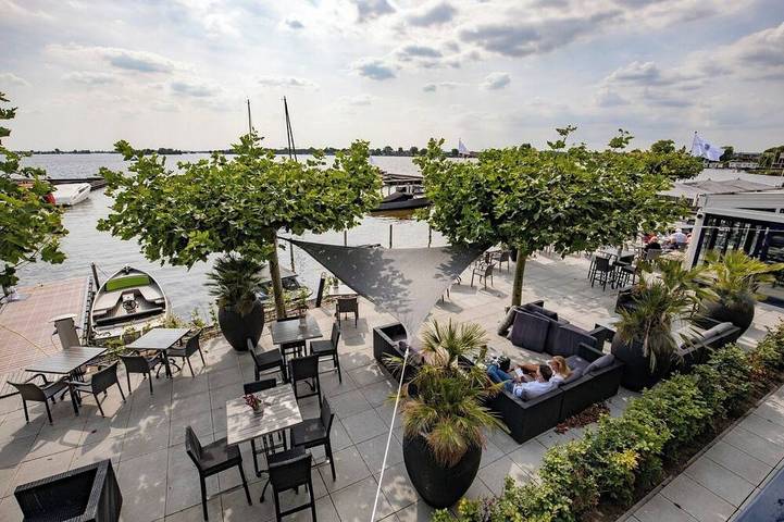 Relax at a Marina Hotel with Trails, Canoes and a Beautiful Restaurant View in Loosdrecht, Groene Hart