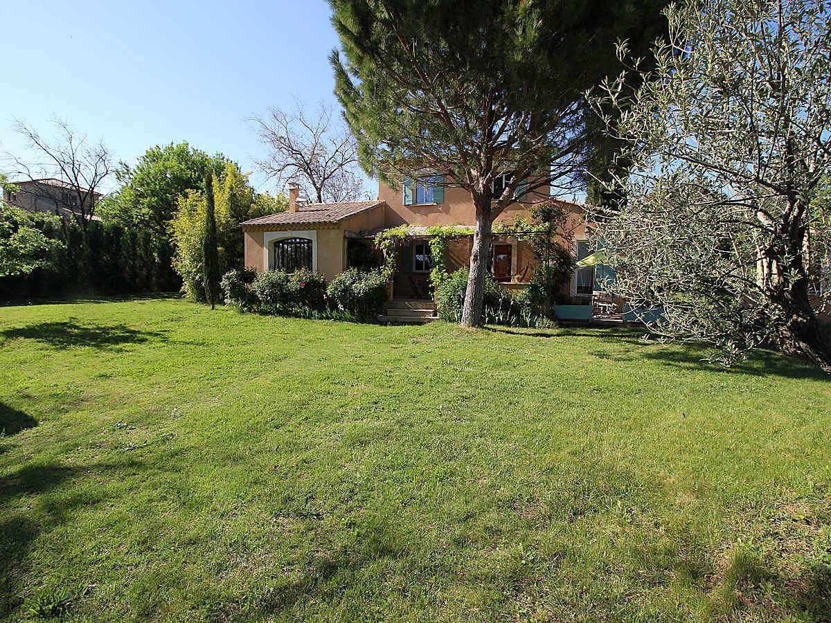 Air-conditioned villa in Carpentras, Vaucluse, pool, pets welcome (1). in Carpentras, Parque natural regional del Mont Ventoux