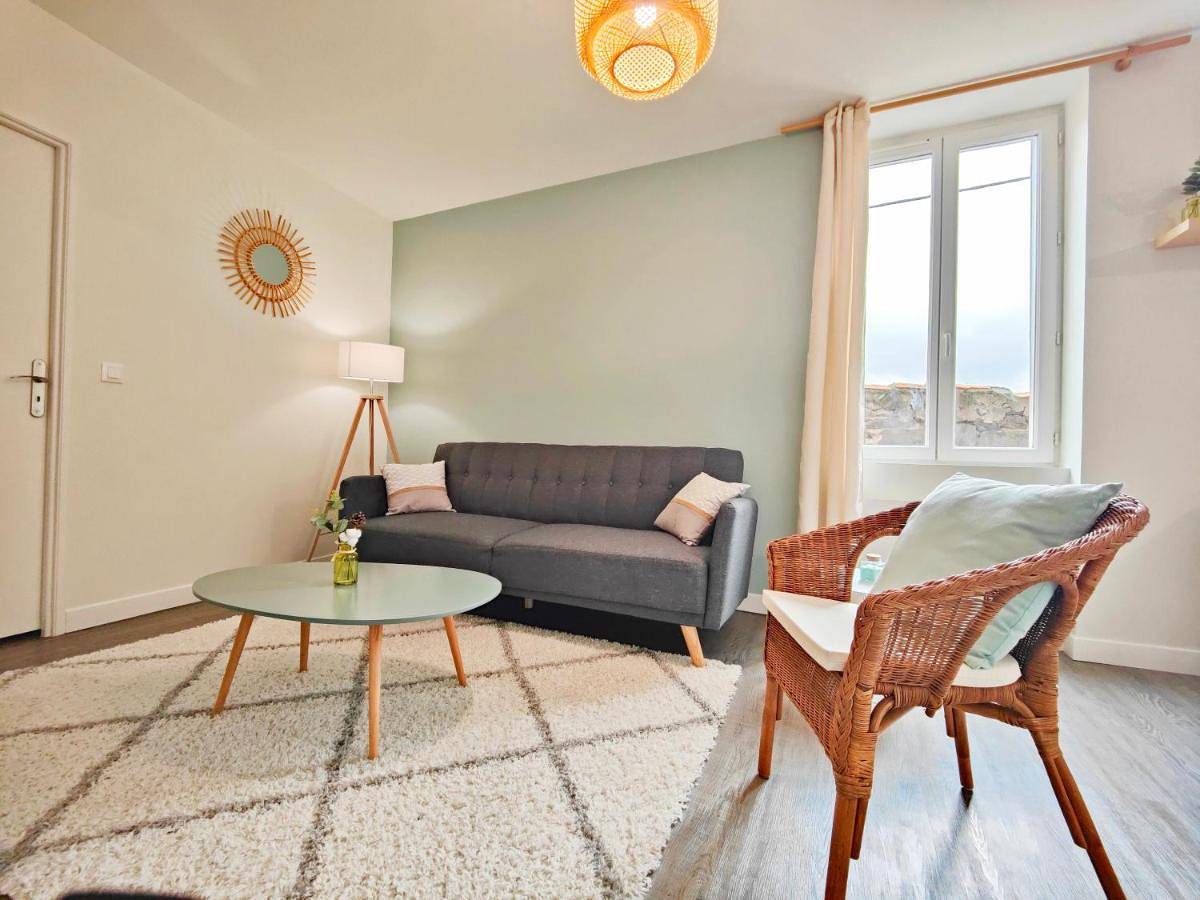 Appartement entier, One-Bedroom Apartment in Riom, Parc naturel régional des Volcans d'Auvergne