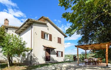 Gîte pour 14 personnes, avec terrasse ainsi que piscine et jardin, animaux acceptés à Giove