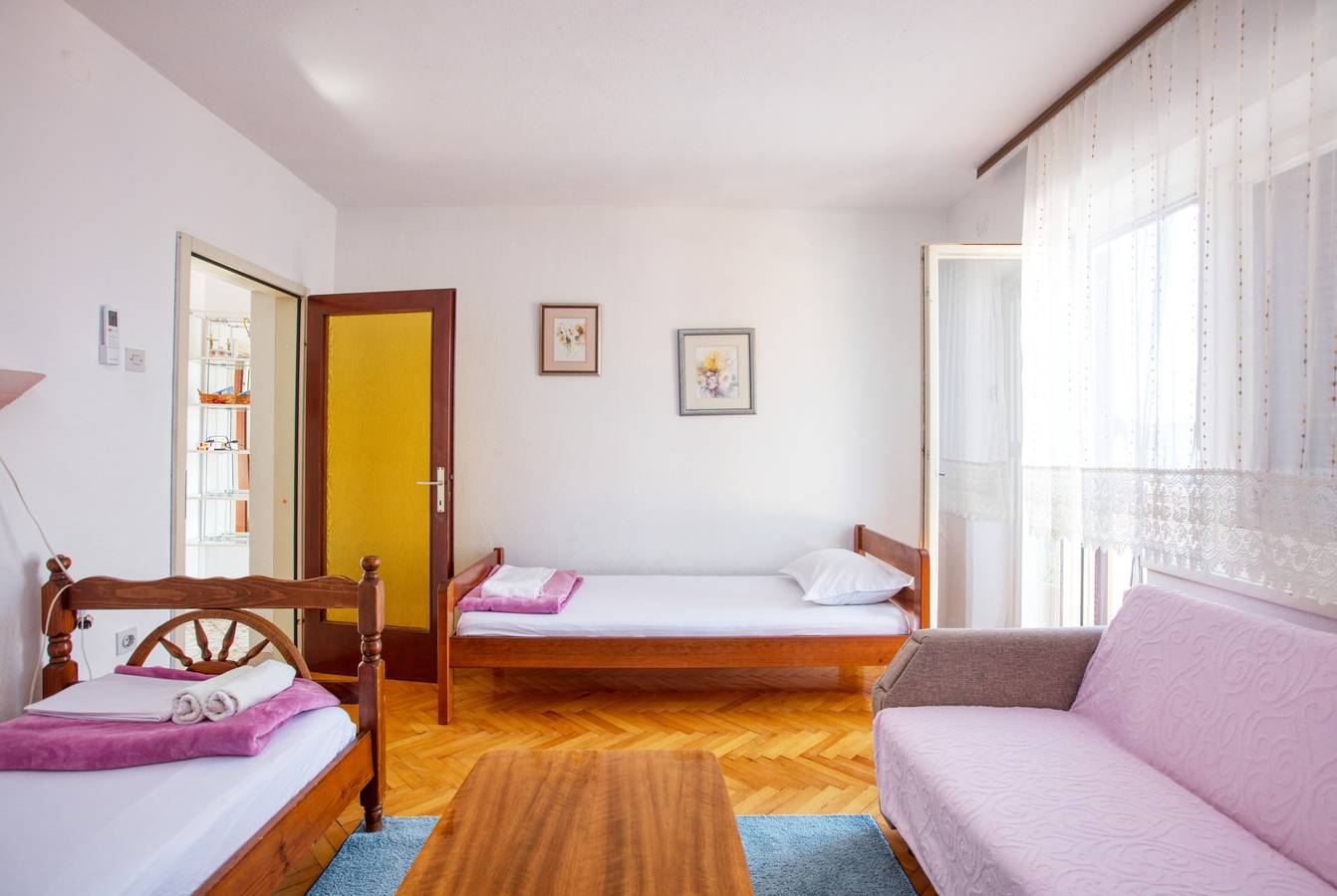 Entire apartment, Two bedroom apartment near beach Šparadići, Šibenik A-21600-a in Grebastica, Šibenik-Knin