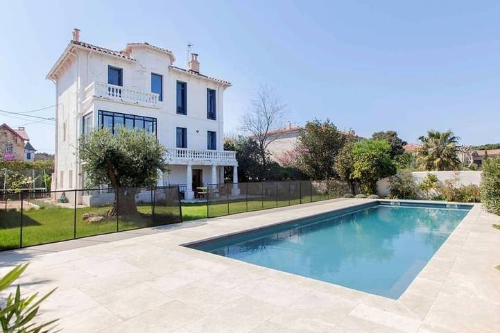 Location de vacances pour 10 personnes, avec balcon et jardin dans La Pointe-Rouge