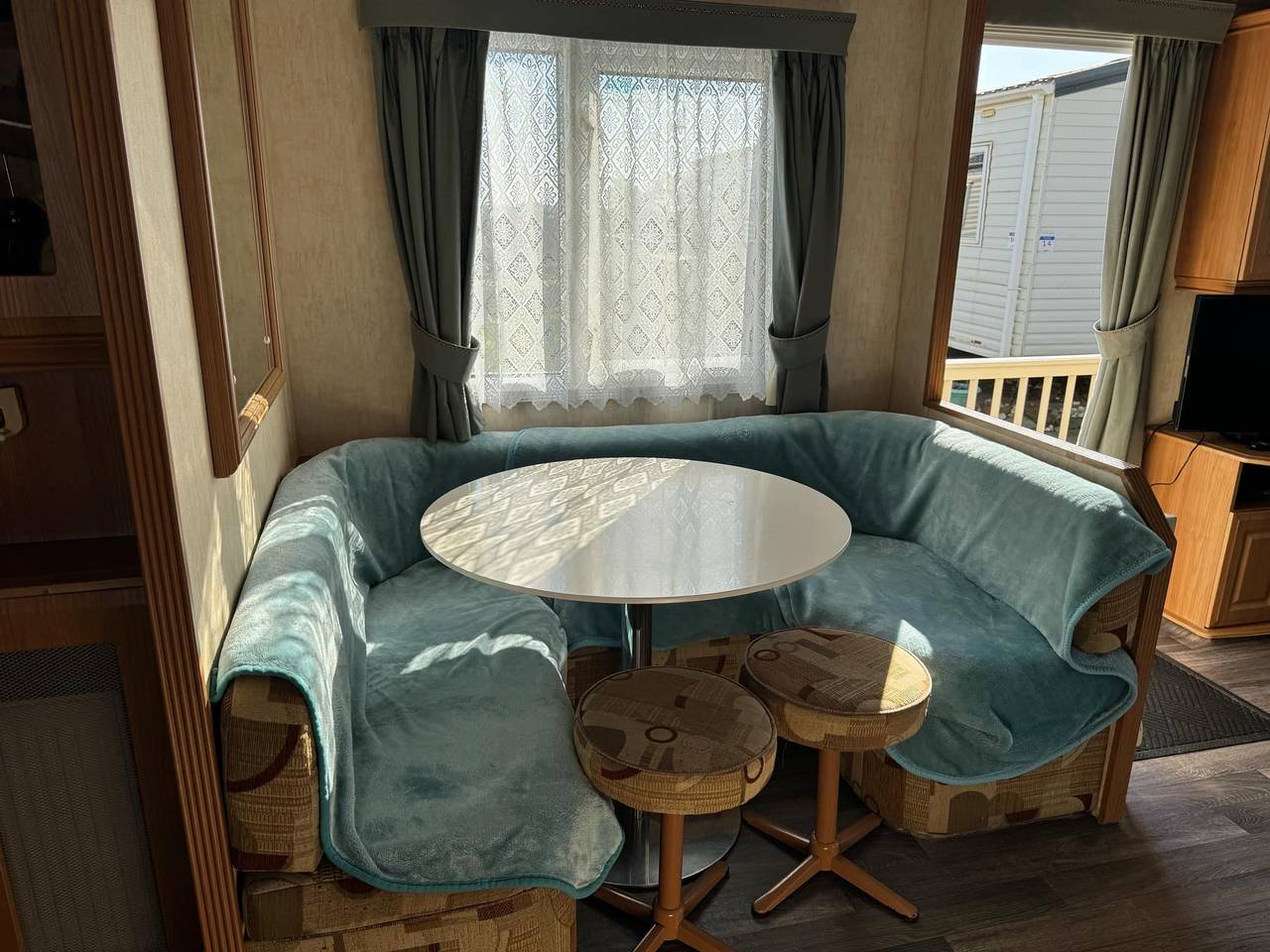 Family Caravan - Sleeps 6 - Pets allowed - Pool in Heacham, Norfolk Coast