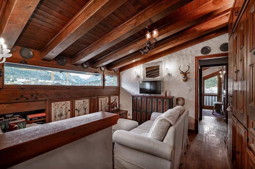 Entire apartment, Guesthost - Charming 45 sqm apartment, with fine wooden finishes and mountain view, ideal for two guests, located on the 4th floor of a characteristic building. The property is located in the heart of Cortina, along the famous Corso Italia, a 7-minute wa in Cortina d'Ampezzo, Dolomiti Superski
