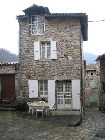 Gîte pour 5 personnes, avec terrasse dans Maison Jean Ferrat