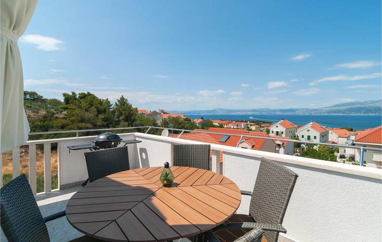 Appartement de vacances entier, Charmant appartement de 2 chambres avec terrasse près de la plage - Wi-Fi et parking ! in Supetar, Brac