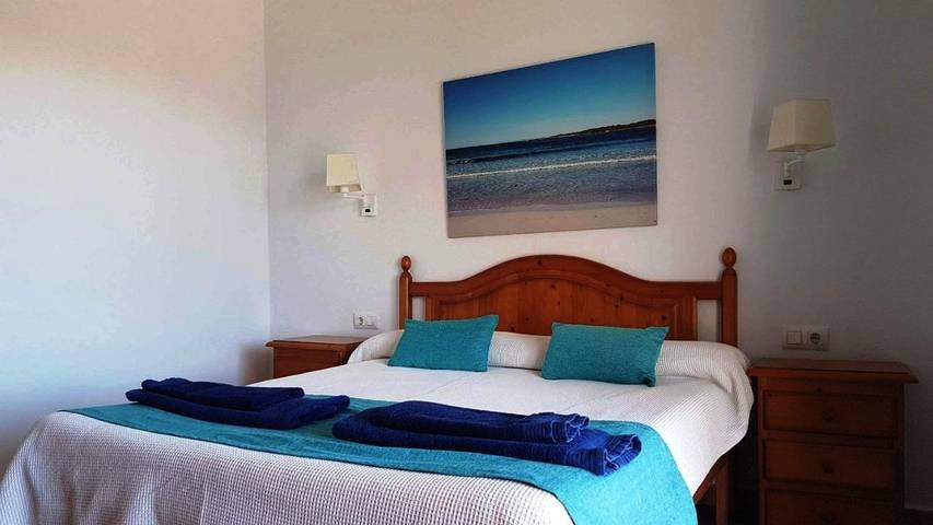 Gîte pour 4 personnes, avec terrasse ainsi que piscine et jardin à Cala en Blanes - 2