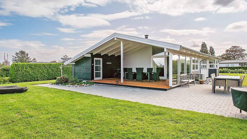 Ferieudlejning for 7 personer, med jacuzzi og have i Bogense