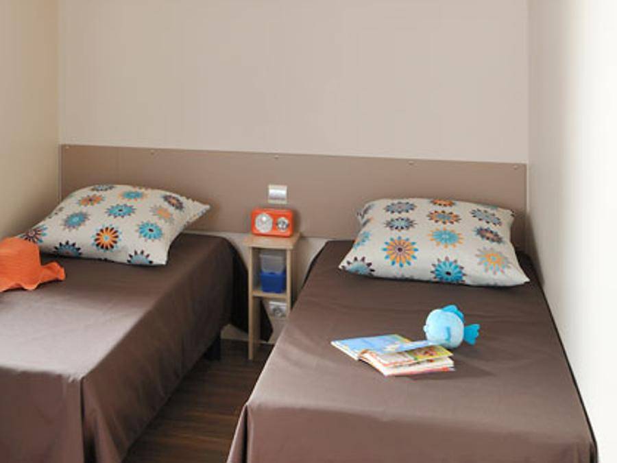 Camping le Rouge Gorge 10' Puy du Fou - Mobilheim 6 personen - Mobilhome Ti 32m² mit halbüberdachter Terrasse (3 Schlafzimmer) Eco 6 Pers. in Saint-Laurent-sur-Sèvre, Loire-Tal