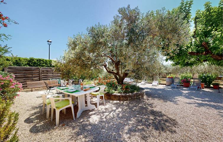 Apartamento vacacional entero, Acogedor apartamento en Caromb con aparcamiento y TV in Caromb, Parque natural regional del Mont Ventoux