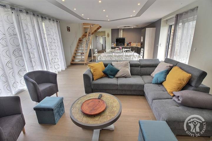 Gîte pour 9 personnes, avec Terrasse et Jardin à Runan