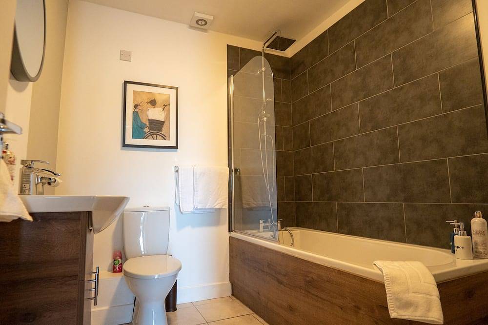 Entire apartment, 4 Bedroomed Ground Floor Apartment with Hot Tub and Sauna in Durham, County Durham