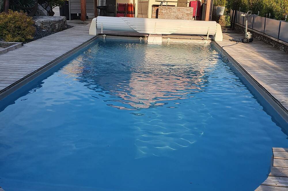 Villa bord de rivière,  grande piscine privée chauffée , Spa Jacuzzi in Ornans, Jura Francais