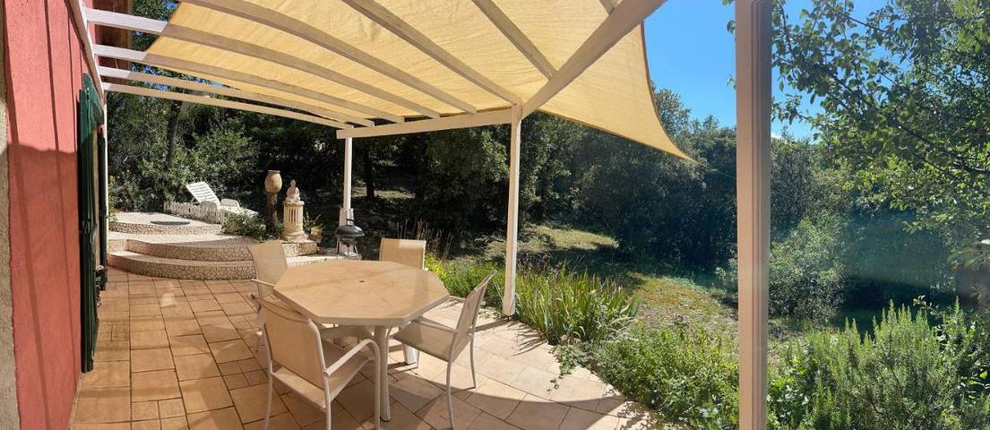 Location de vacances pour 4 personnes, avec terrasse ainsi que vue et piscine à Saint-Montan - 4