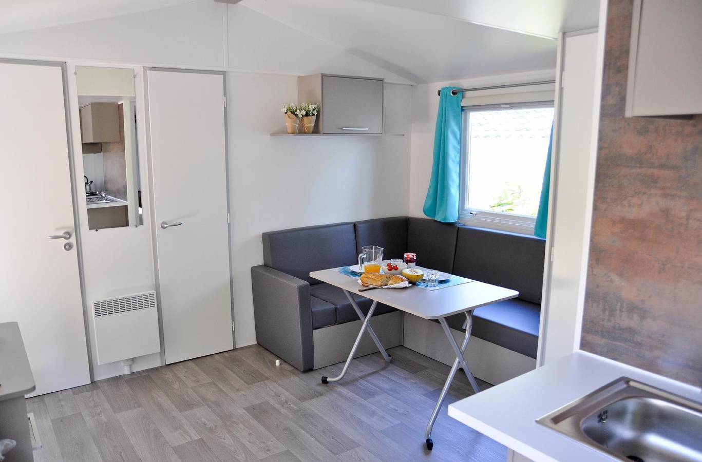Entire holiday apartment, Mobile home on a campsite in the Cote d'Azur in Roquebrune-sur-Argens, Draguignan region