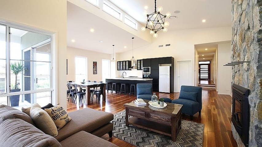 Holiday home for 11 people, with terrace and pool as well as garden in Pokolbin