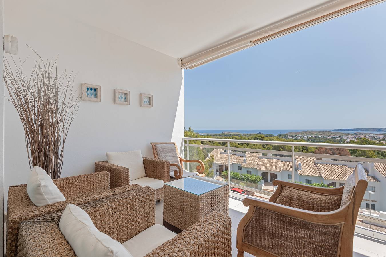 Apartamento entero, Apartamento 'Infinity View Menorca' con vistas al mar, piscina compartida y terraza privada in Coves Noves, Es Mercadal