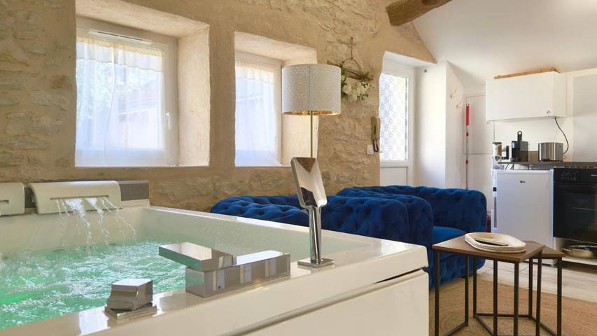 Gîte pour 2 personnes, avec Jacuzzi ainsi que Terrasse et Jardin à Talant