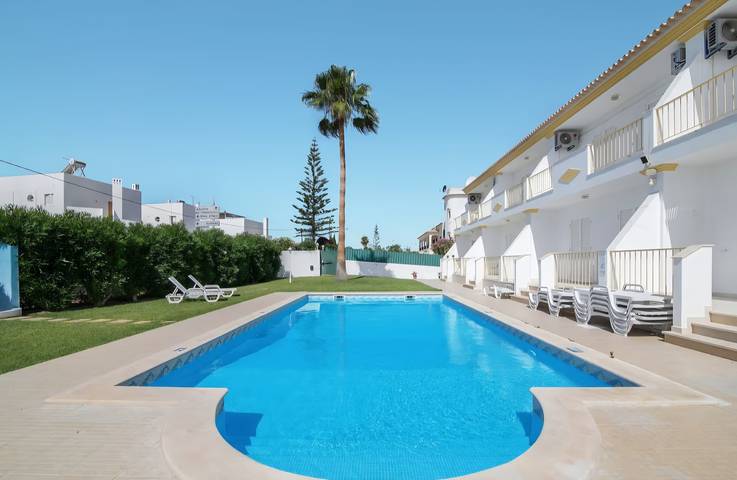 Villa 'Martina' met gedeeld zwembad, wifi en airconditioning in Albufeira e Olhos de Água, Faro District
