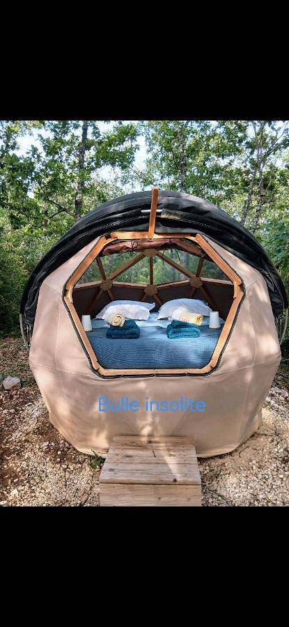 Tente pour 4 personnes, avec Terrasse ainsi que Jardin et Piscine