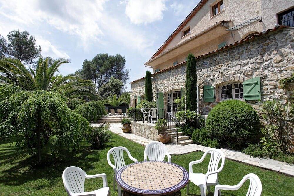 Detached 8 bedrooms with a large heated swimming pool Villa in a private estate in Roquefort-les-Pins, Region de Cannes