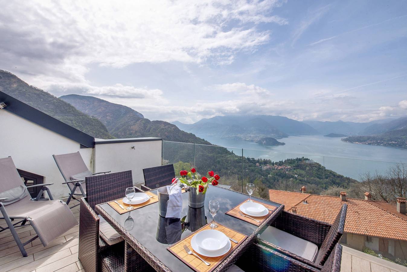 Casa vacanze "Relax e felicità" vista lago, jacuzzi privata, piscina interna riscaldata in comune in Perledo, Comune di Perledo