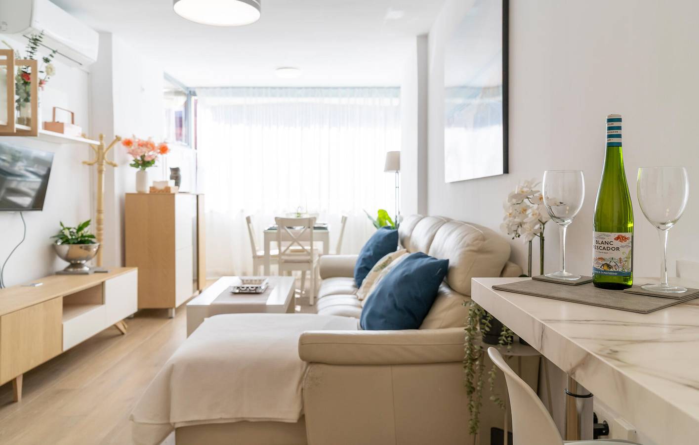 Apartamento vacacional entero, Acogedor Apartamento con WiFi, AC & Parking, Terraza - ¡Cerca de la Playa de San Francisco! in Myramar, Fuengirola