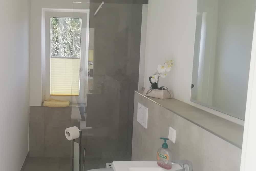 Ganze Wohnung, -Sanierte- Idyllische Ferienwohnung direkt am See mit hauseigenem Badesteg in Leizen, Müritz
