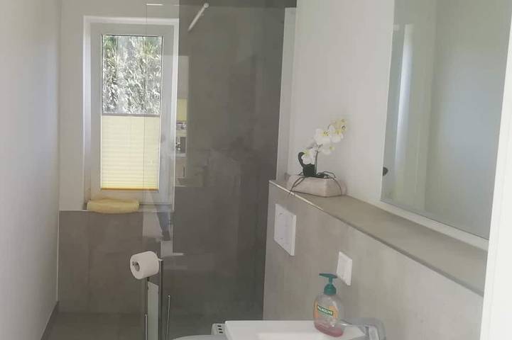 Ganze Wohnung, -Sanierte- Idyllische Ferienwohnung direkt am See mit hauseigenem Badesteg in Leizen, Müritz