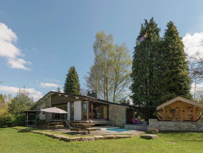 Location de vacances pour 14 personnes, avec terrasse et piscine ainsi que sauna et jardin dans Ovifat