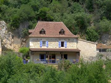 Gîte pour 5 personnes, avec jardin et terrasse à Tour-de-Faure