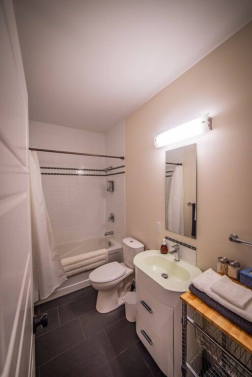 Ganze Wohnung, Modern suite with glacier view in Nelson, Whitewater Ski Resort