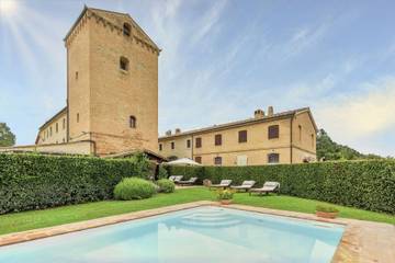 Location de vacances pour 8 personnes, avec jardin à Poggibonsi