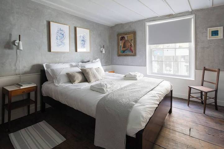 Smugglers Cottage – A Grade Ii listed 17th century cottage. Stylishly refurbished, this unique home blends historic charm with modern design, offering a characterful and comfortable stay in Margate Old Town. in Botany Bay, Kent