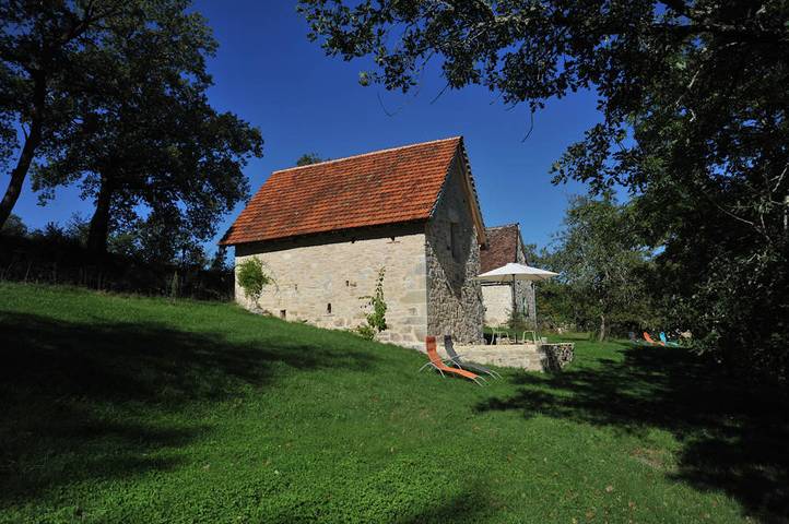 Gîte pour 2 personnes, avec piscine ainsi que jardin et terrasse
