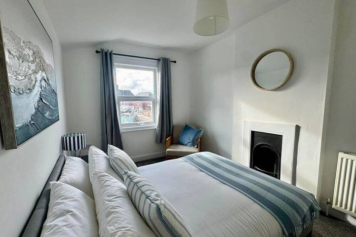 Stylish 2-Bed Home with Garden in Exeter, Devon