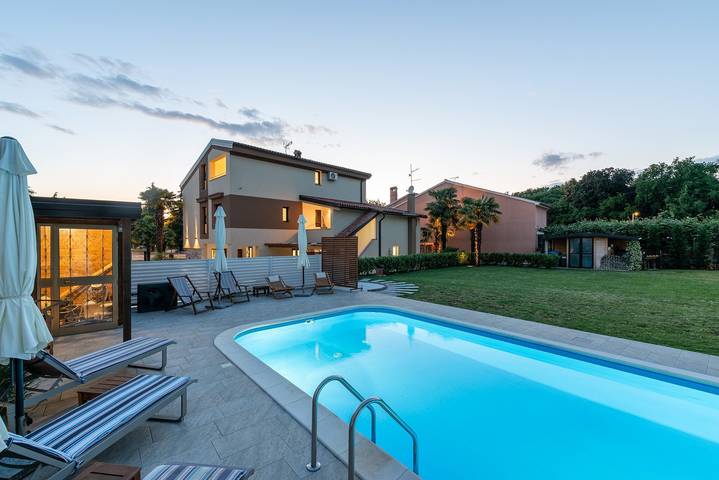 Ferienwohnung für 2 Personen, mit Balkon/Terrasse und Pool in Poreč